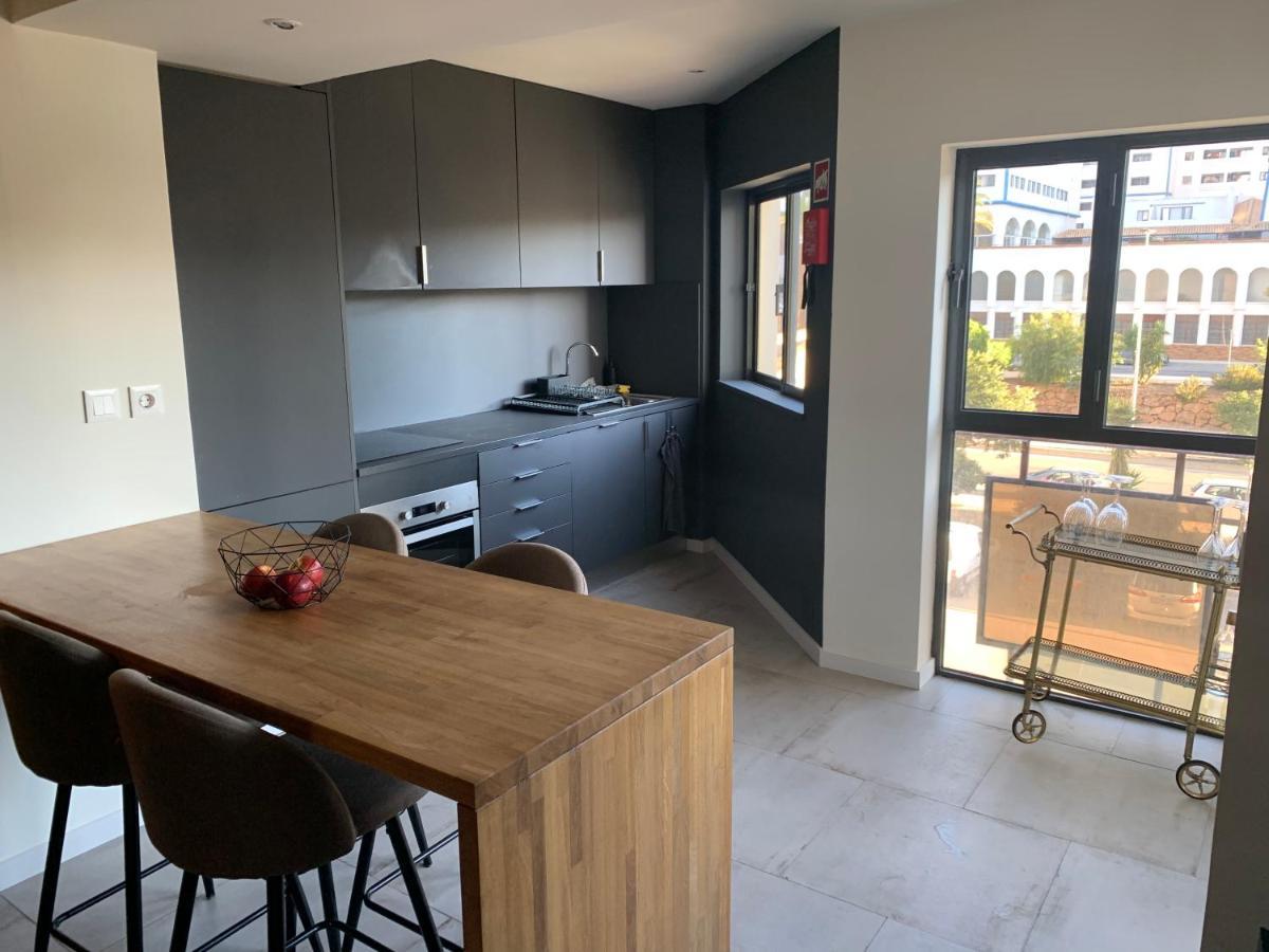 Modern Apartment Ideally Located Портиман Экстерьер фото